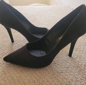 LE CHATEAU black pumps heels